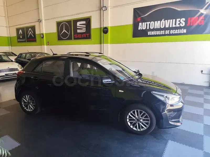 Usado Kia Rio 84 CV (61 kW) 2021 Negro Berlina