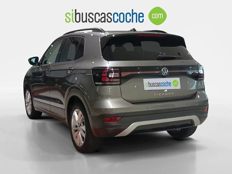Usado VW T-Cross Advance 110 CV (80 kW) 2021 Gris/plata SUV