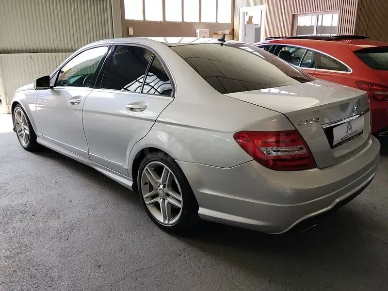 Usado Mercedes C220 Avantgarde 170 CV (125 kW) 2013 Gris / plata Berlina