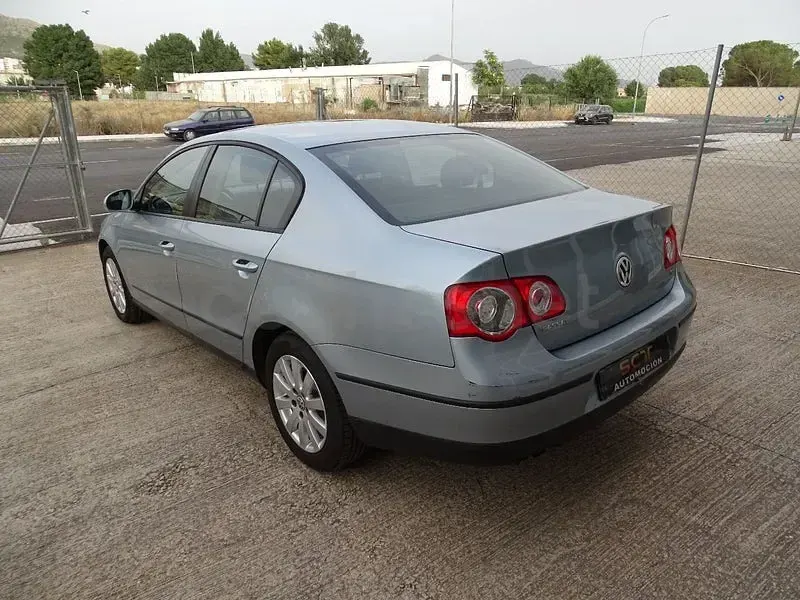 Usado VW Passat Advance 105 CV (77 kW) 2006 Azul Berlina