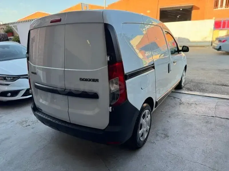 Usado Dacia Dokker Essentiel 95 CV (69 kW) 2019 Blanco Monovolumen