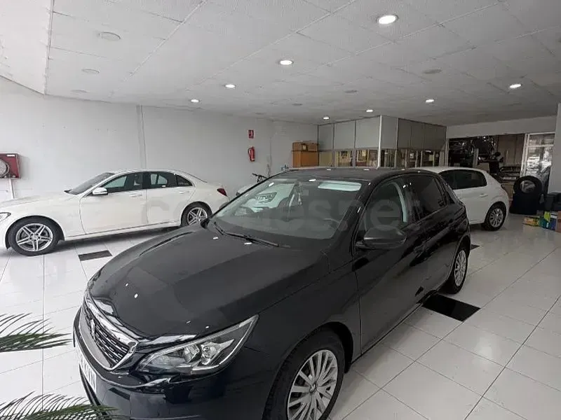 Usado Peugeot 308 Access 100 CV (73 kW) 2019 Negro Berlina