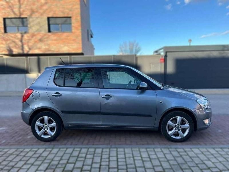 Usado Skoda Fabia Elegance 105 CV (77 kW) 2012 Gris Utilitario