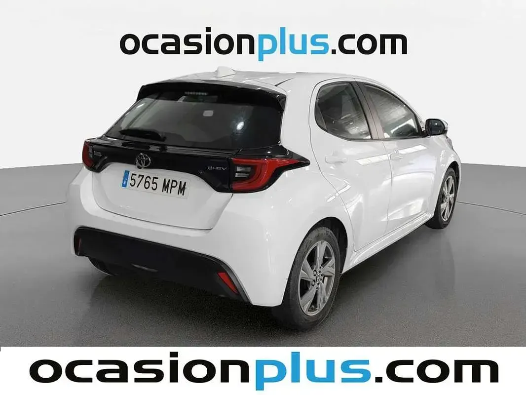Usado Toyota Yaris Hybrid Active 116 CV (85 kW) 2024 Blanco Utilitario