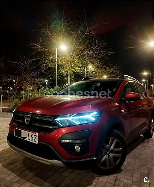 Usado Dacia Sandero Comfort 101 CV (74 kW) 2021 Granate Berlina