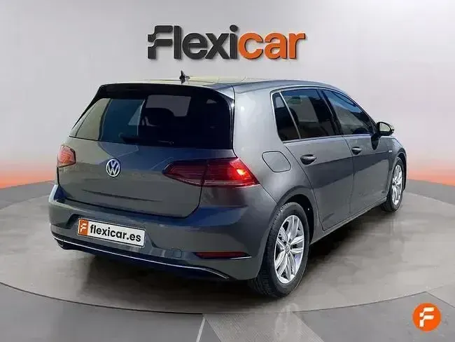 Usado VW Golf VII 131 CV (96 kW) 2019 Gris