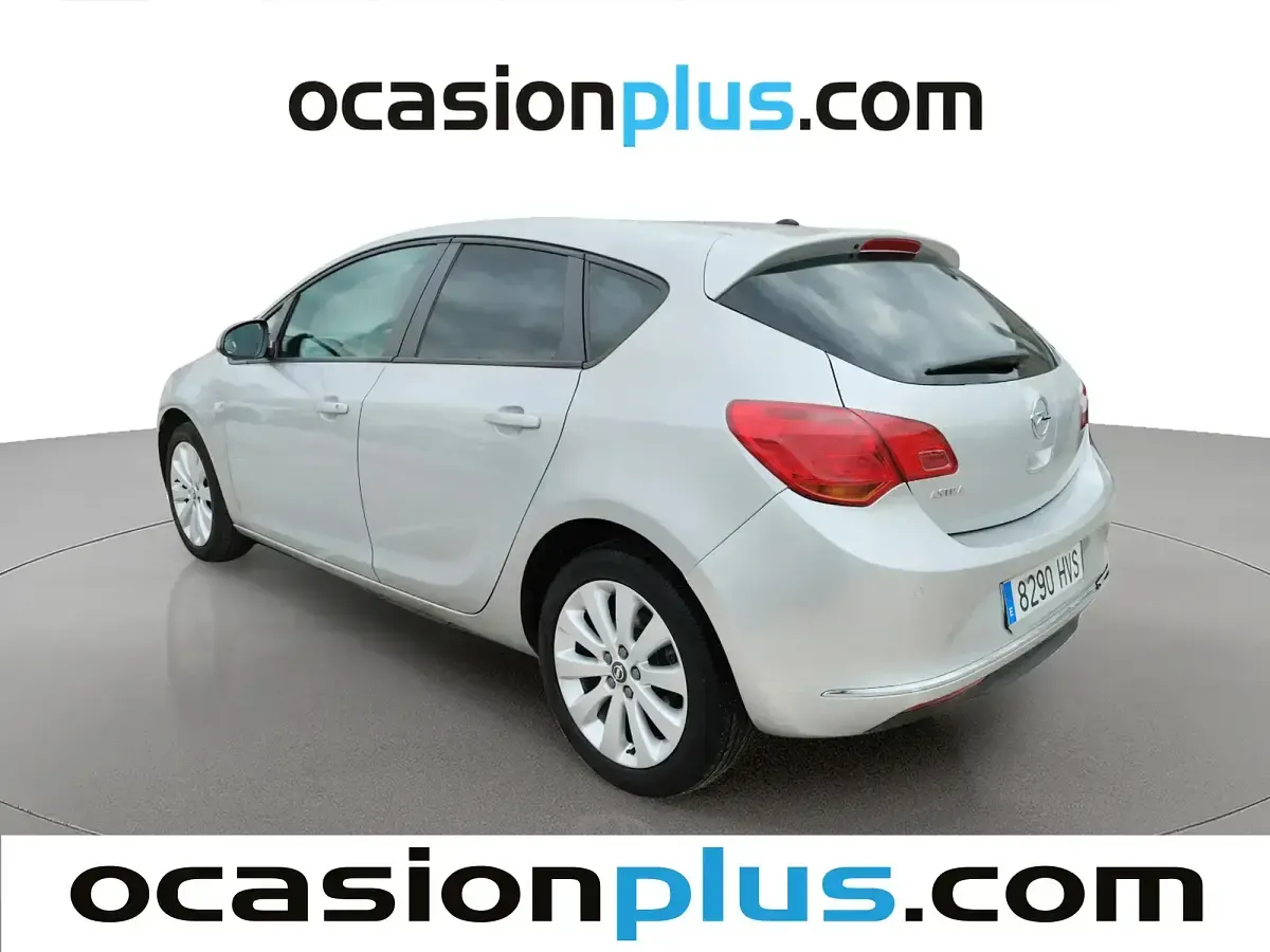 Usado Opel Astra Selective 116 HP (85 kW) 2014 Prateado Citadino