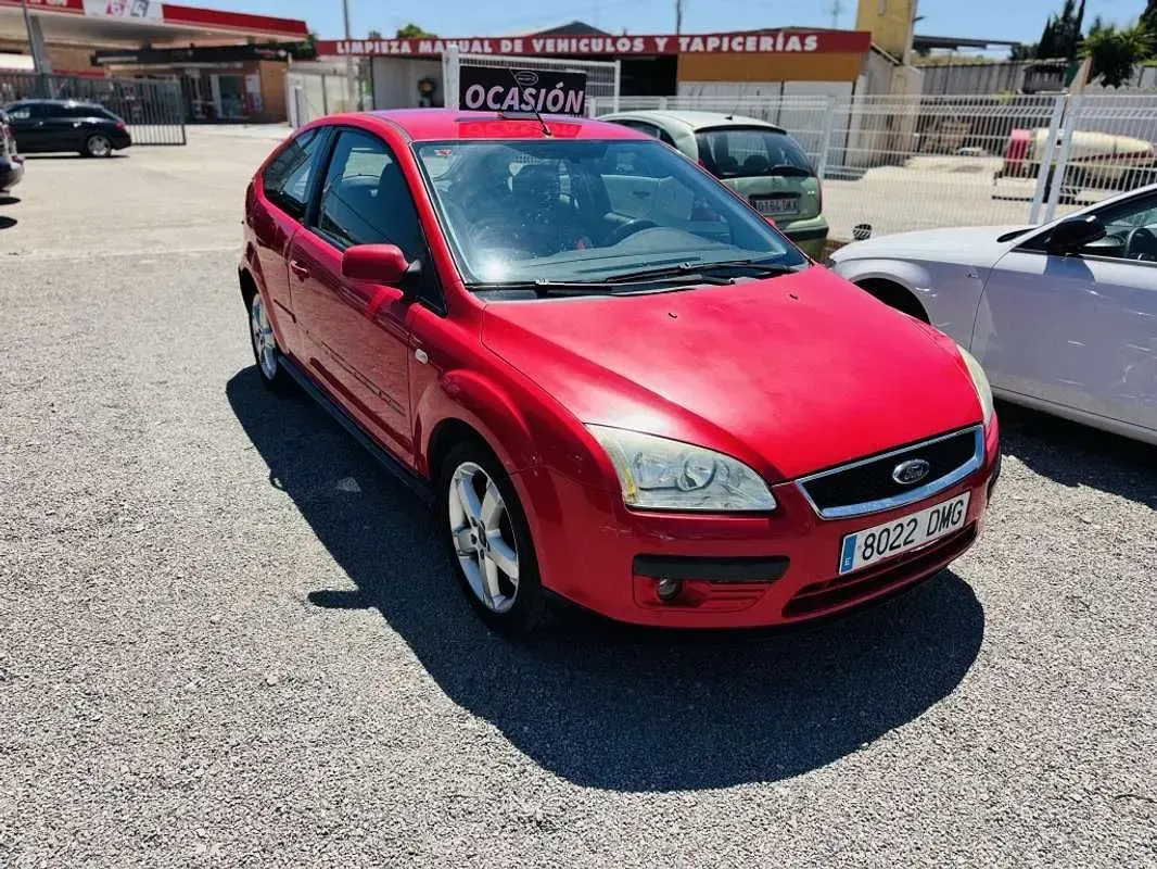 Usado Ford Focus Trend 90 CV (66 kW) 2005 Rojo Utilitario