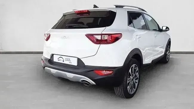 Käytetty Kia Stonic Style 100 HP (73 kW) 2023 Valkoinen Katumaasturi