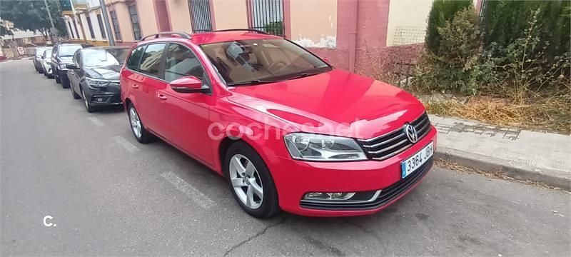 Usado VW Passat 105 CV (77 kW) 2014 Rojo Familiar