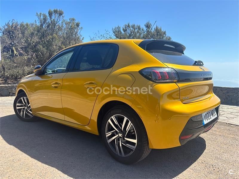 Usado Peugeot 208 Allure 100 CV (73 kW) 2022 Amarillo Utilitario
