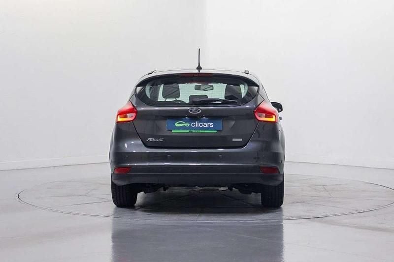 Usado Ford Focus Trend+ 125 CV (91 kW) 2018 Gris Utilitario