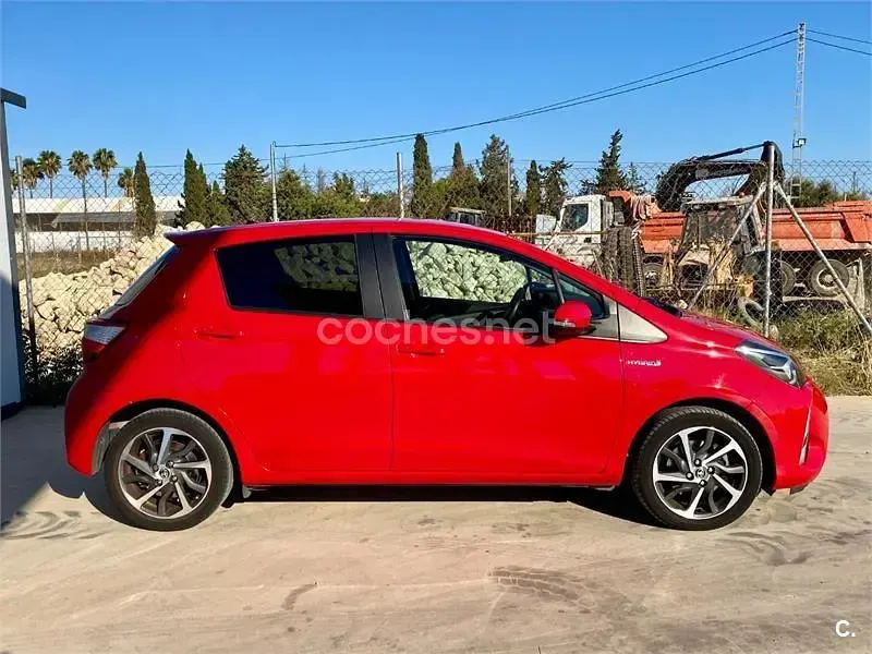 Usado Toyota Yaris Hybrid 100 CV (73 kW) 2020 Rojo Berlina
