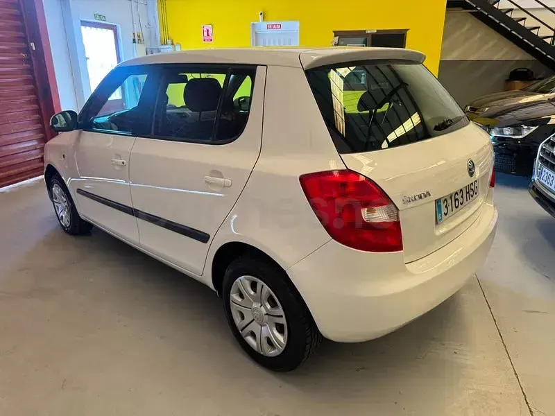 Usado Skoda Fabia Ambition 60 CV (44 kW) 2013 Blanco Berlina
