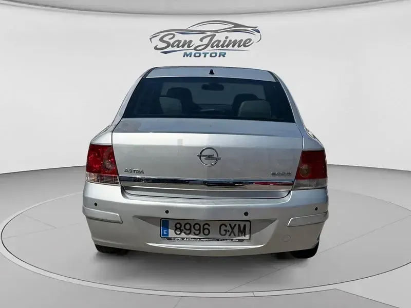 Usado Opel Astra Edition 110 CV (80 kW) 2010 Gris / plata Berlina
