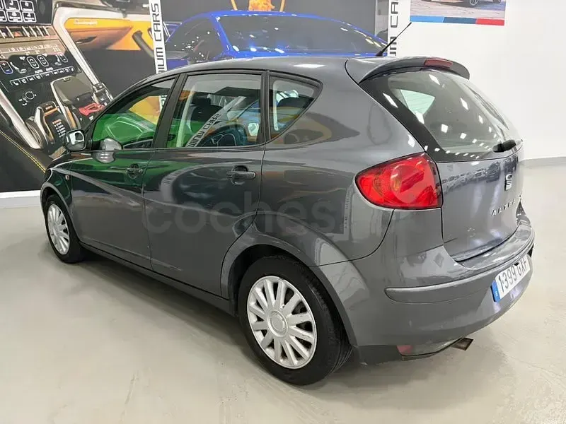 Usado Seat Altea Ecomotive 105 CV (77 kW) 2010 Gris / plata Monovolumen