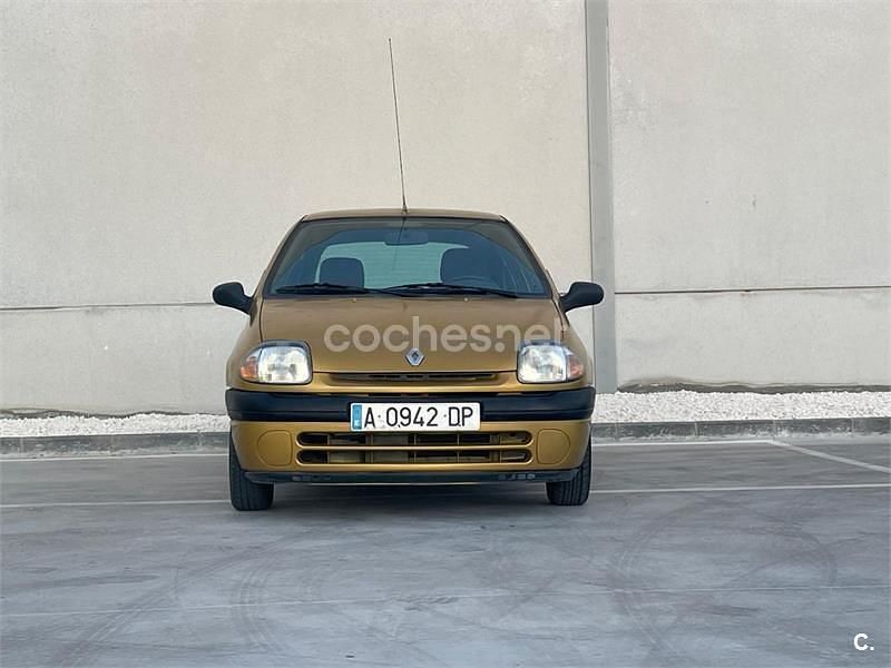 Usado Renault Clio II 60 CV (44 kW) 1998 Amarillo Berlina