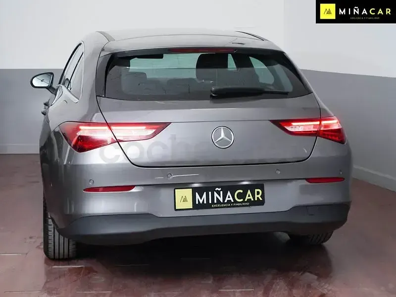 Usado Mercedes CLA200 Shooting Brake 150 CV (110 kW) 2021 Gris / plata Familiar