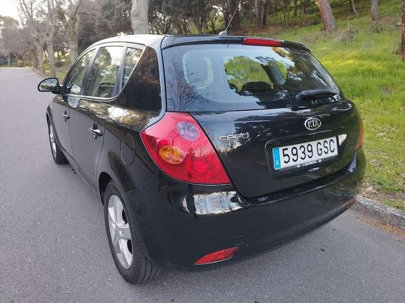Usado Kia Ceed Active 126 CV (92 kW) 2010 Negro Utilitario