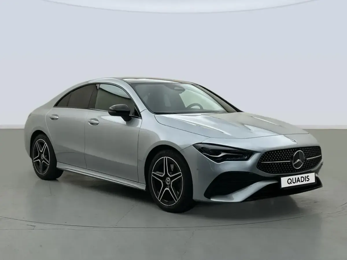 Usado Mercedes CLA200 163 CV (119 kW) 2025 Gris plata Berlina