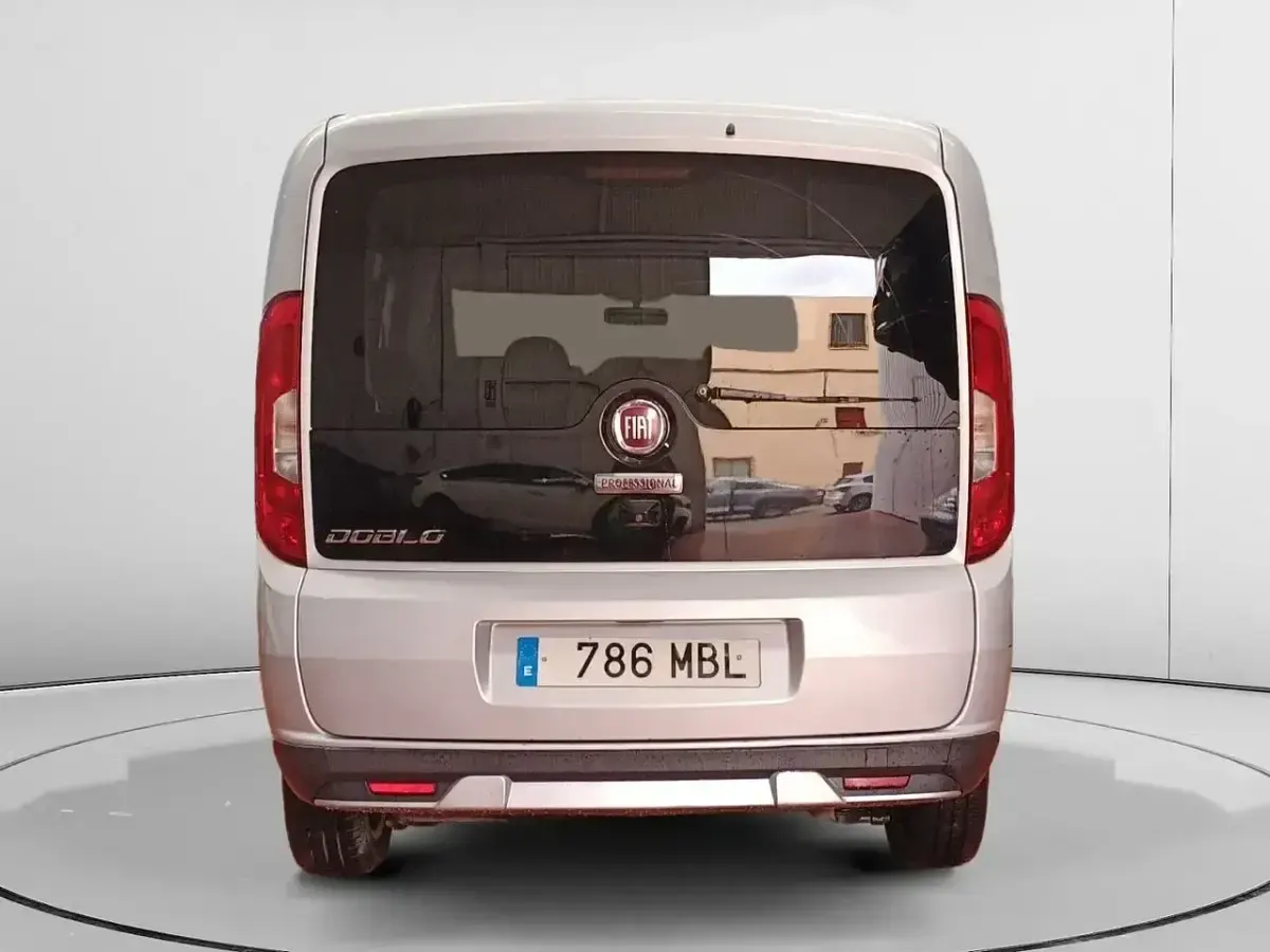 Usado Fiat Doblò Trekking 120 CV (88 kW) 2022 Gris Monovolumen