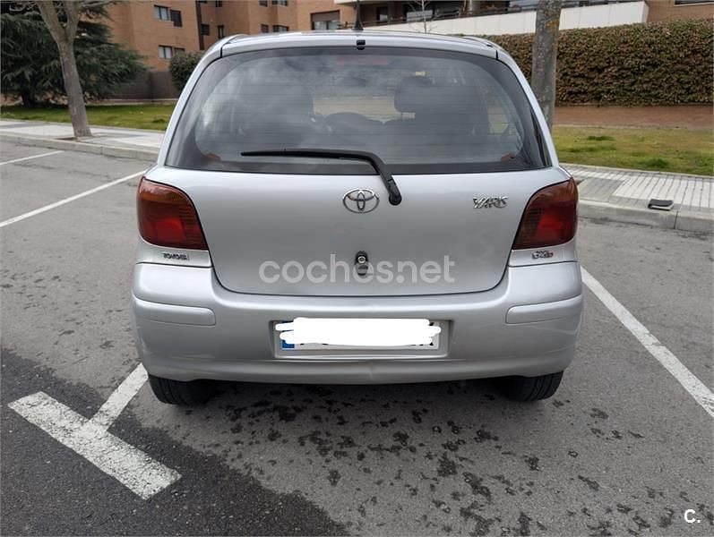 Usado Toyota Yaris Sol 75 CV (55 kW) 2004 Gris / plata Berlina