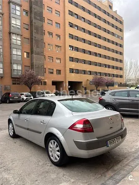 Usado Renault Mégane Authentique 120 CV (88 kW) 2006 Gris / plata Berlina