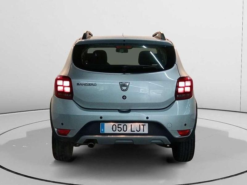 Usado Dacia Sandero Essentiel 101 CV (74 kW) 2020 Gris Utilitario