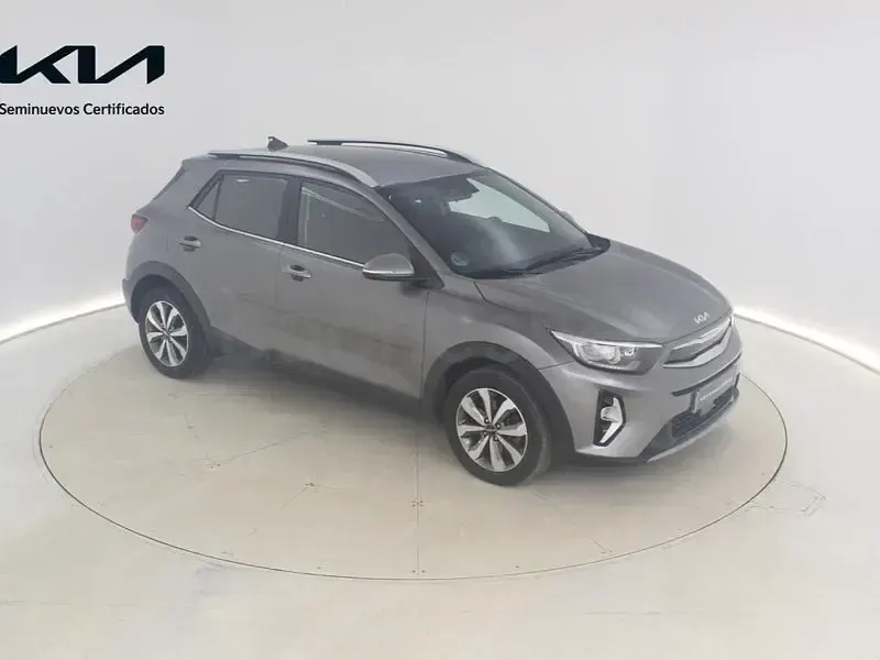 Usado Kia Stonic 100 CV (73 kW) 2025 Gris / plata SUV
