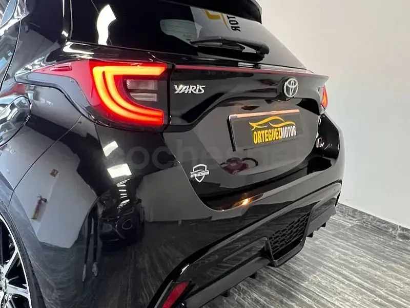 Usado Toyota Yaris Hybrid Plus 116 CV (85 kW) 2022 Negro Berlina
