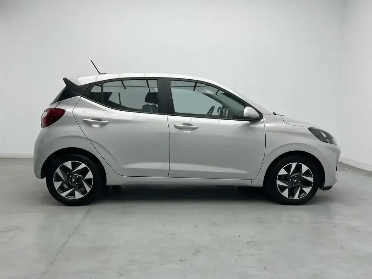 Usado Hyundai i10 67 CV (49 kW) 2023 Gris Utilitario