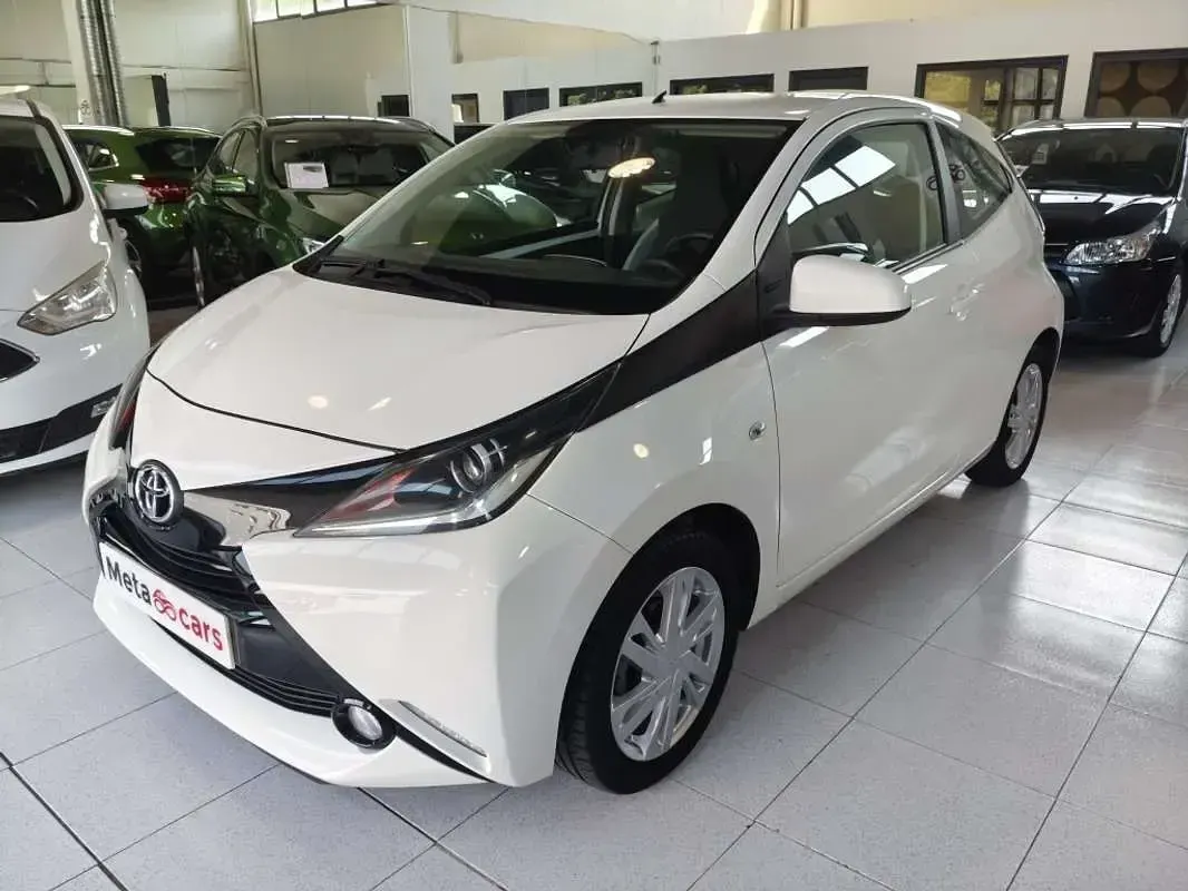 Usado Toyota Aygo X-play 69 CV (50 kW) 2016 Blanco Utilitario