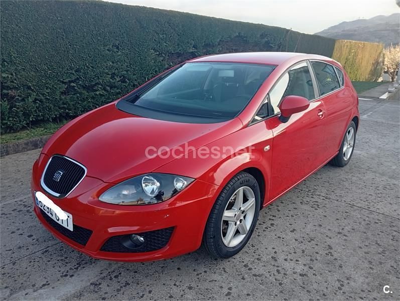 Usado Seat Leon 90 CV (66 kW) 2010 Rojo Utilitario
