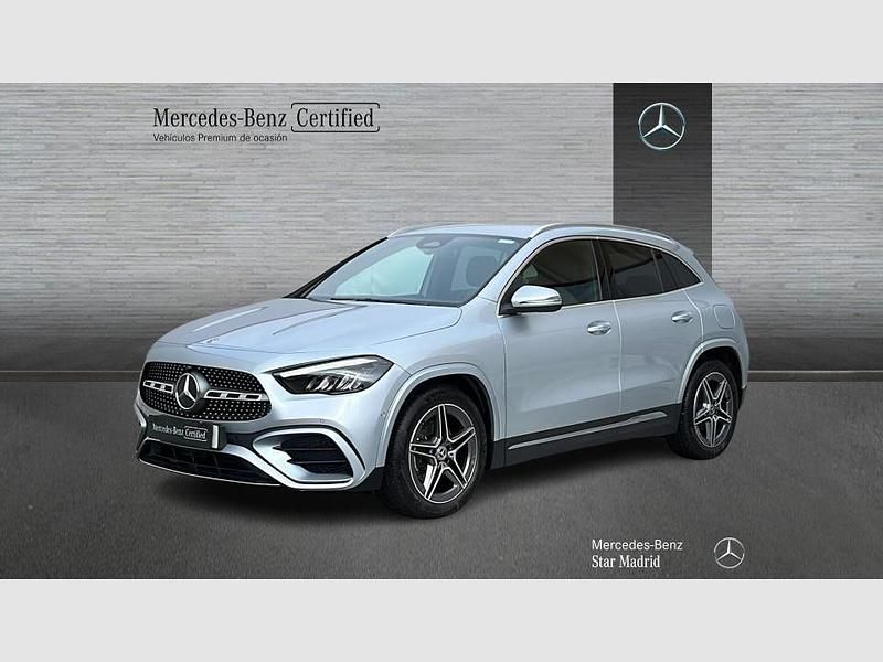 Usado Mercedes GLA200 AMG line 150 CV (110 kW) 2025 Gris / plateado SUV