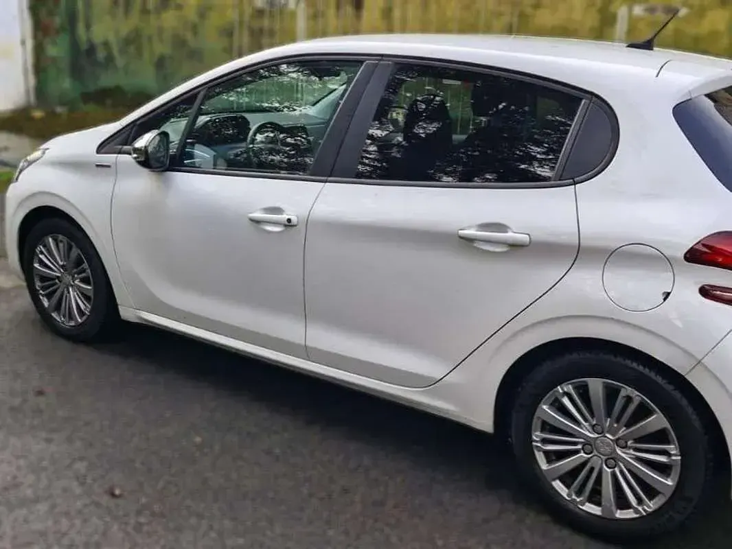 Usado Peugeot 208 Allure 82 CV (60 kW) 2017 Blanco Utilitario