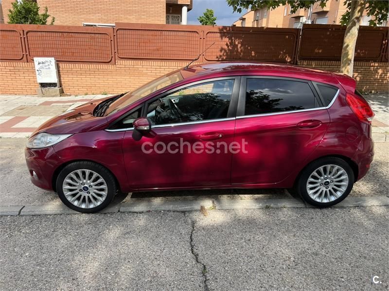 Usado Ford Fiesta Titanium 70 CV (51 kW) 2011 Granate Utilitario