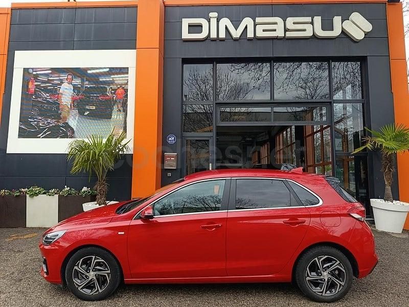 Usado Hyundai i30 120 CV (88 kW) 2021 Rojo Berlina