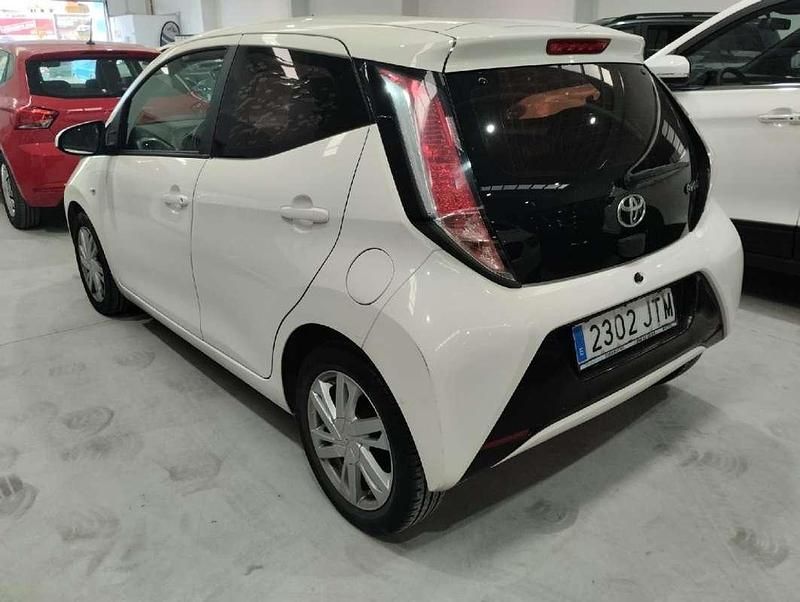 Usado Toyota Aygo City 68 CV (50 kW) 2016 Blanco Utilitario