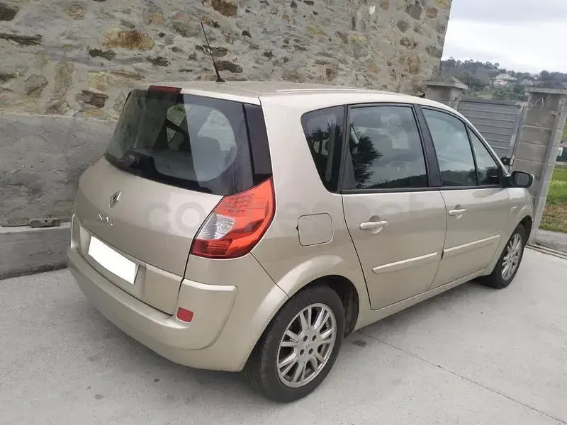 Usado Renault Scénic II 105 CV (77 kW) 2008 Beige Monovolumen
