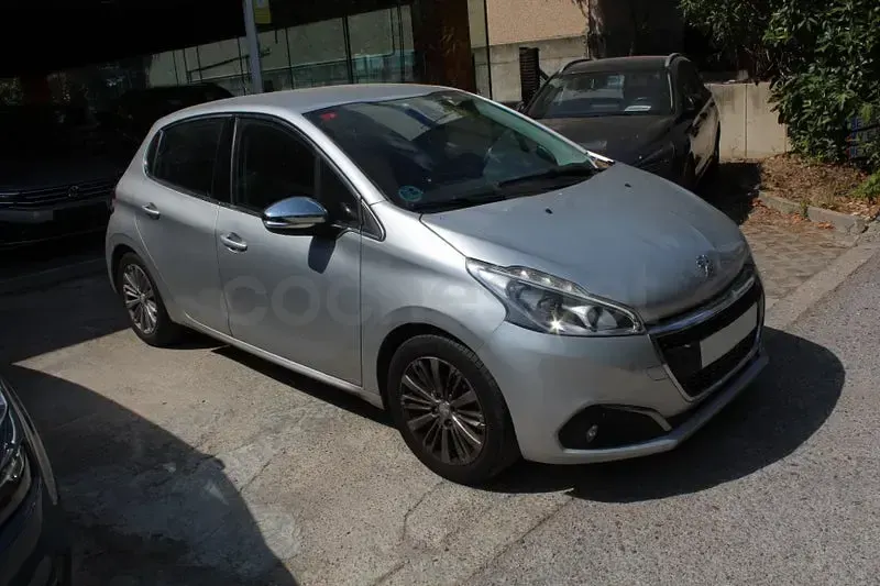 Usado Peugeot 208 Style 82 CV (60 kW) 2017 Gris / plata Utilitario