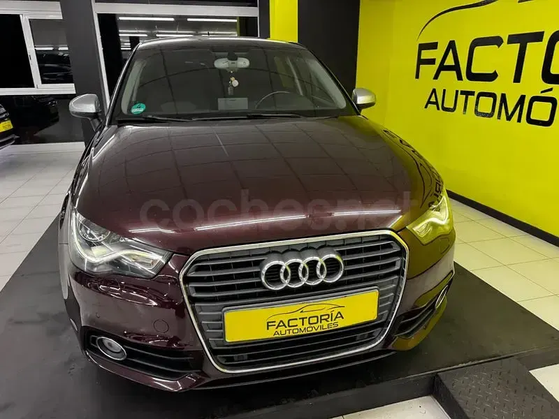 Usado Audi A1 Sportback Attraction 105 CV (77 kW) 2013 Granate Utilitario