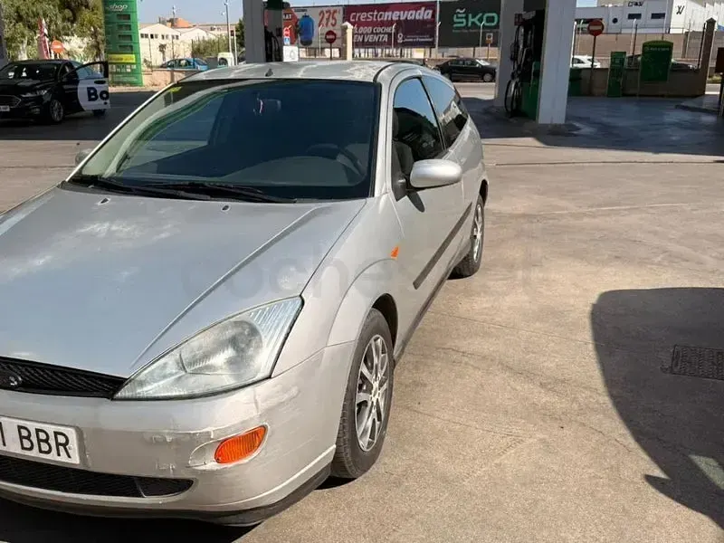 Usado Ford Focus Trend 90 CV (66 kW) 2000 Gris / plata Berlina