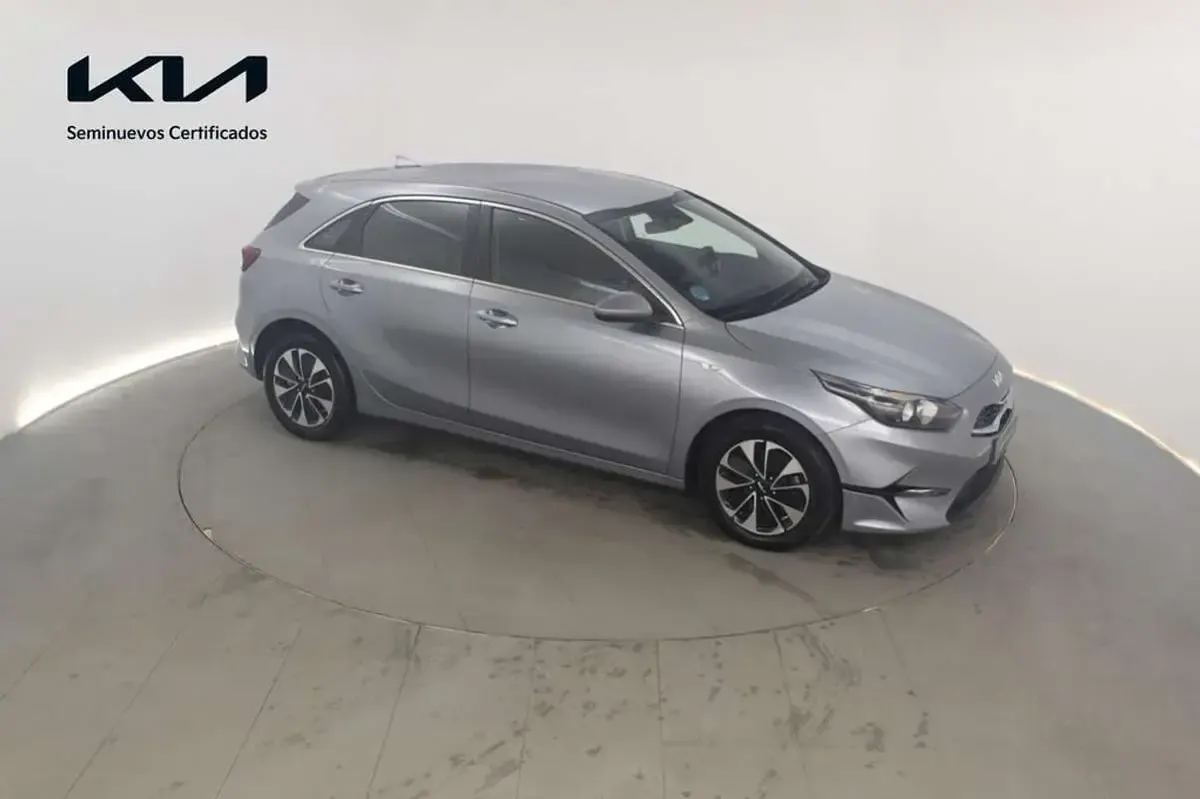 Usado Kia Ceed 101 CV (74 kW) 2025 Gris Utilitario