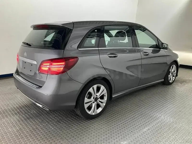 Usado Mercedes B180 122 CV (89 kW) 2017 Gris / plata Utilitario