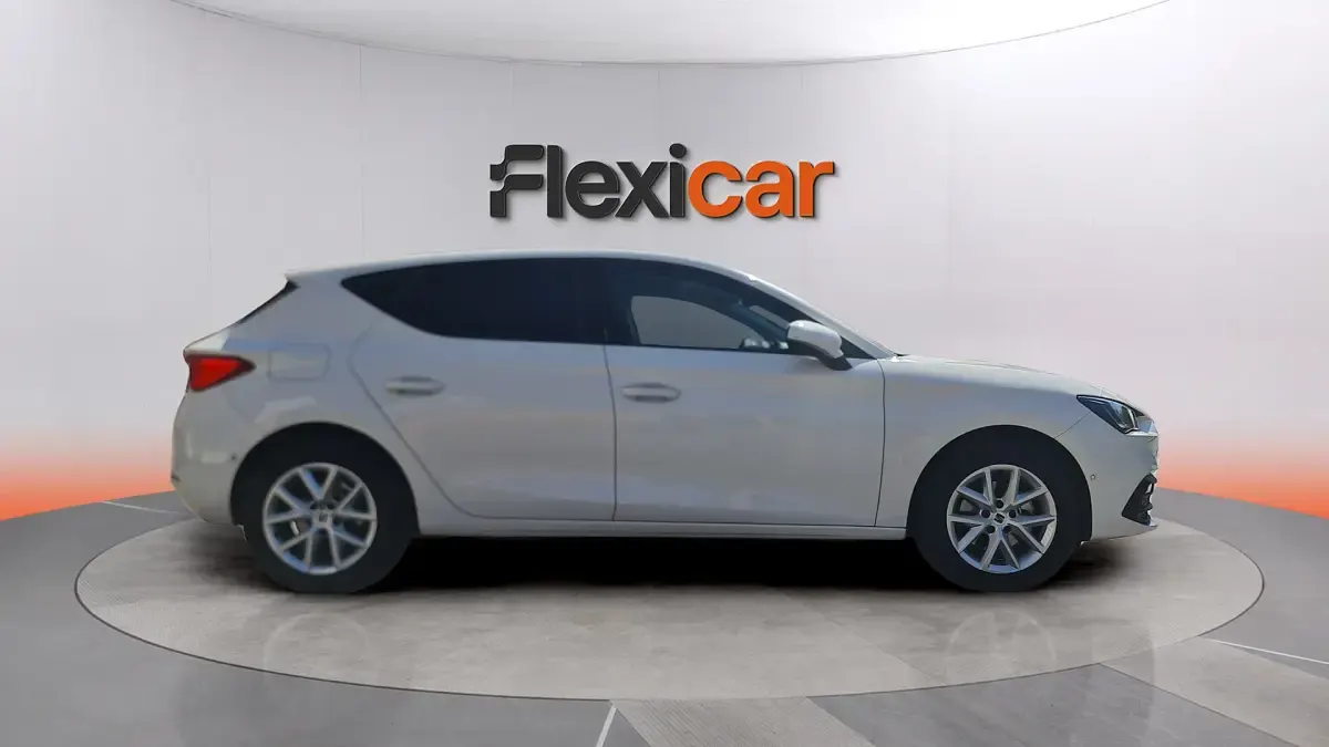 Usado Seat Leon Style 116 CV (85 kW) 2024 Blanco Berlina