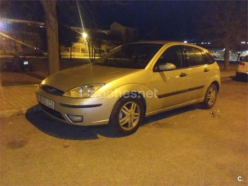 Usado Ford Focus Trend 100 CV (73 kW) 2003 Gris / plata Berlina