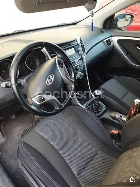 Usado Hyundai i30 100 CV (73 kW) 2015 Gris / plata Berlina