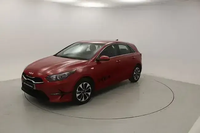 Usado Kia Ceed 100 CV (73 kW) 2025 Rojo Utilitario