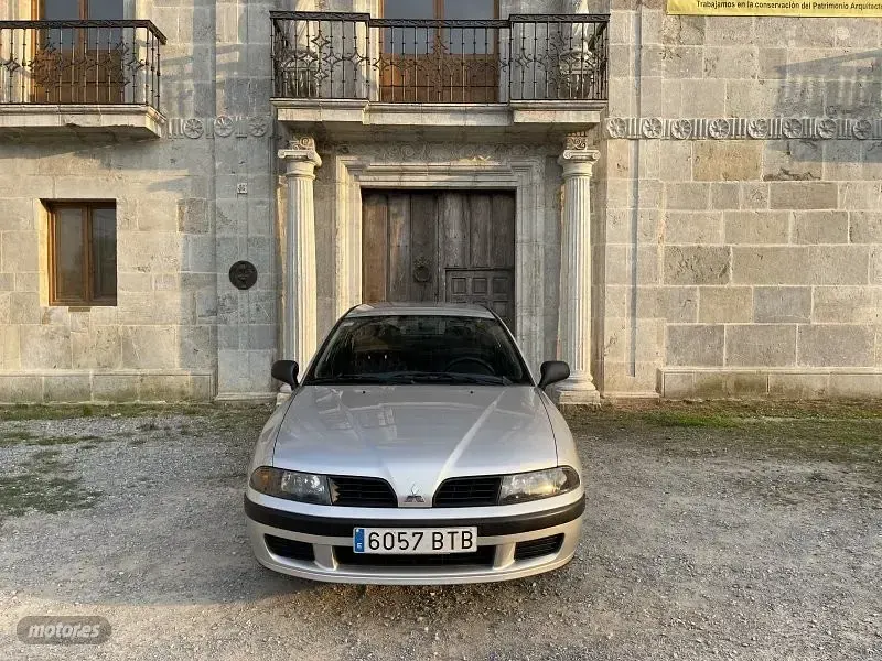 Usado Mitsubishi Carisma Comfort Edition 202 CV (148 kW) 2002 Plateado Berlina