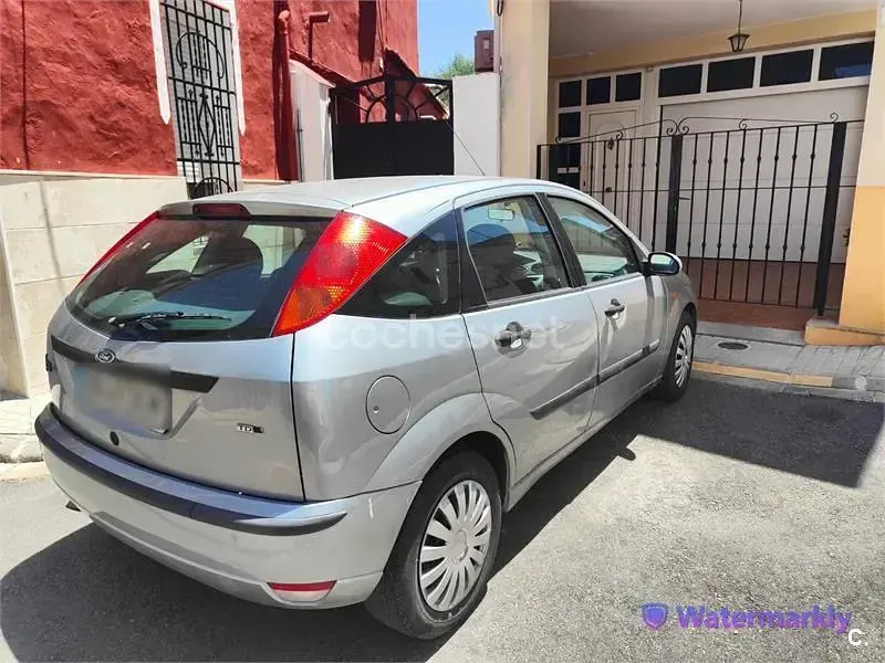 Usado Ford Focus Trend 100 CV (73 kW) 2005 Gris / plata Berlina